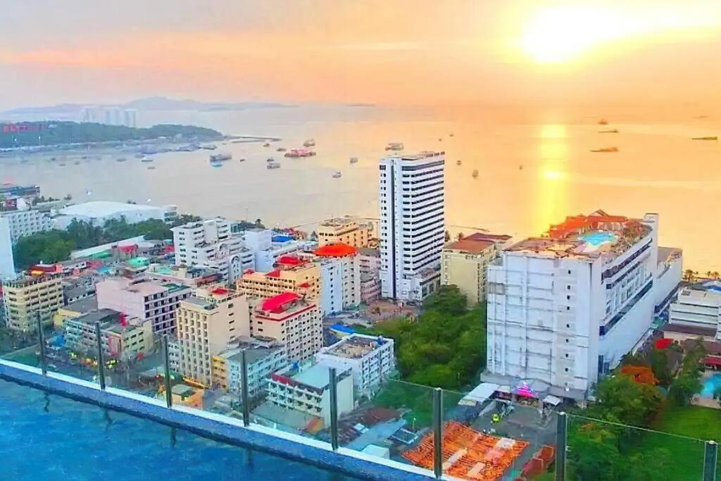 Sea View With Large Balcony @ Central Pattaya Eksteriør bilde